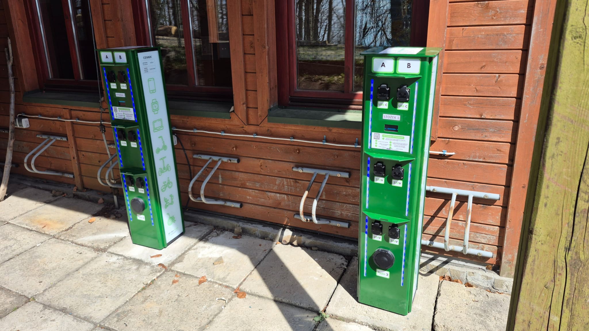 Ładowarki NexCharge w wersji wolnostojącej i wiszącej