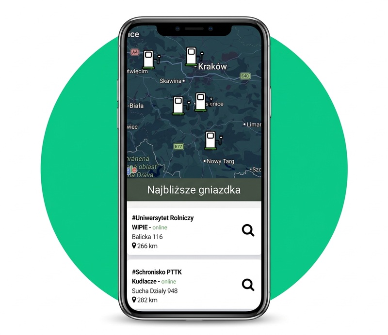 Mapa punktów NexCharge i lista najbliższych dostępnych gniazdek na ekranie telefonu